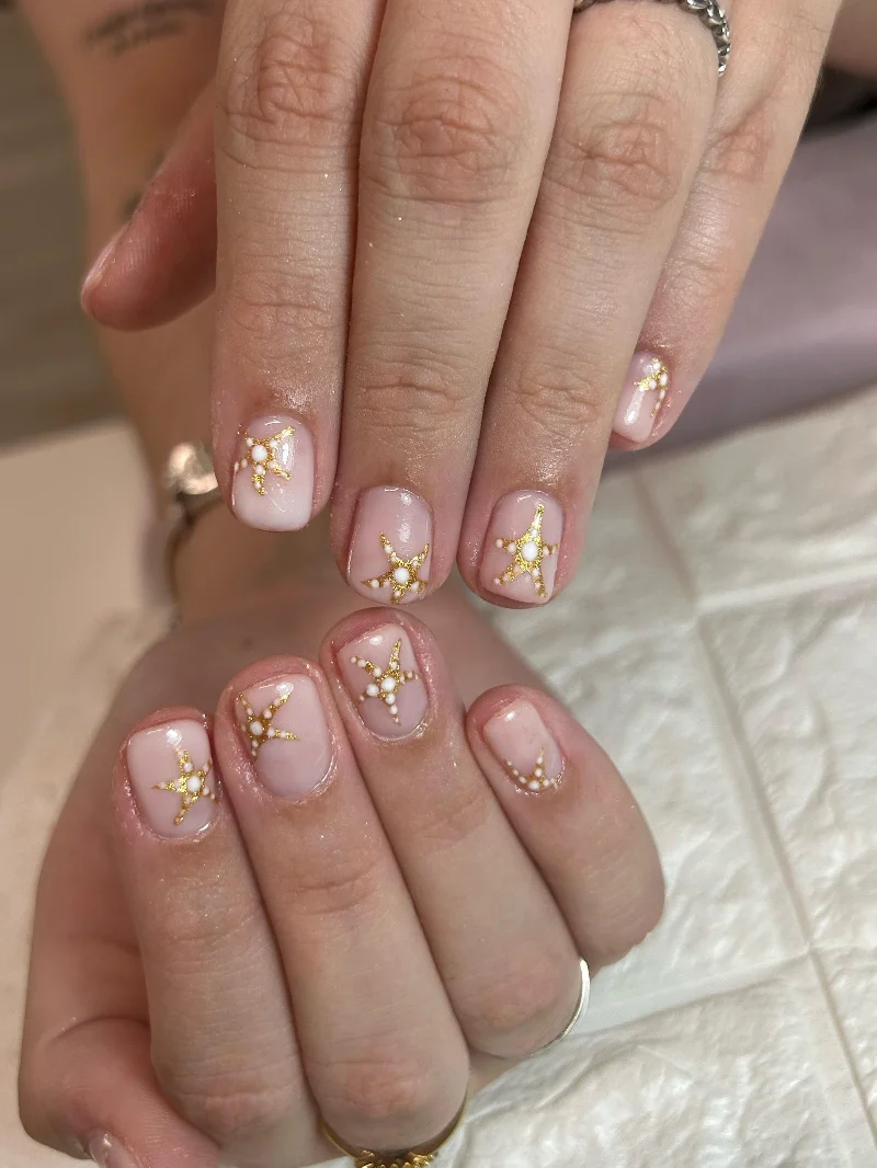 Manicura con estrellas doradas