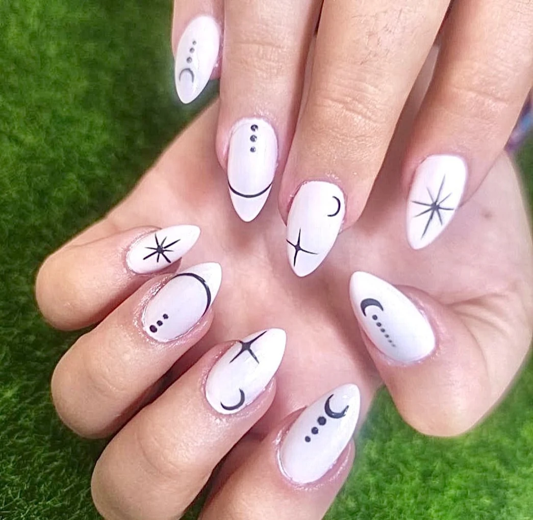 Nail art celestial con lunas y estrellas